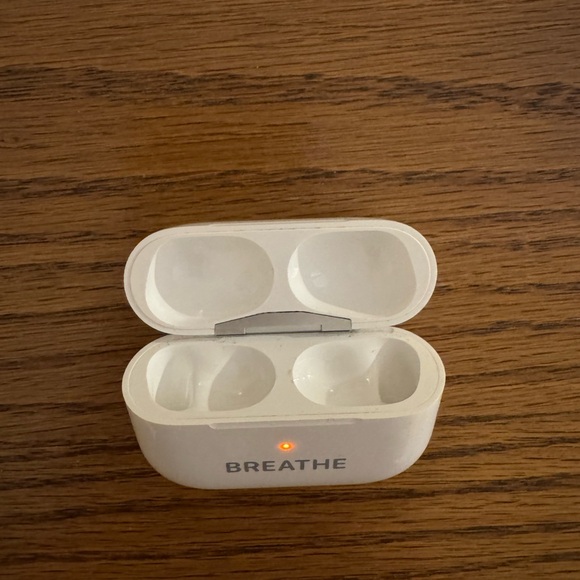 Apple AirPods Pro 1st Gen with Charging Case - Picture 3 of 6